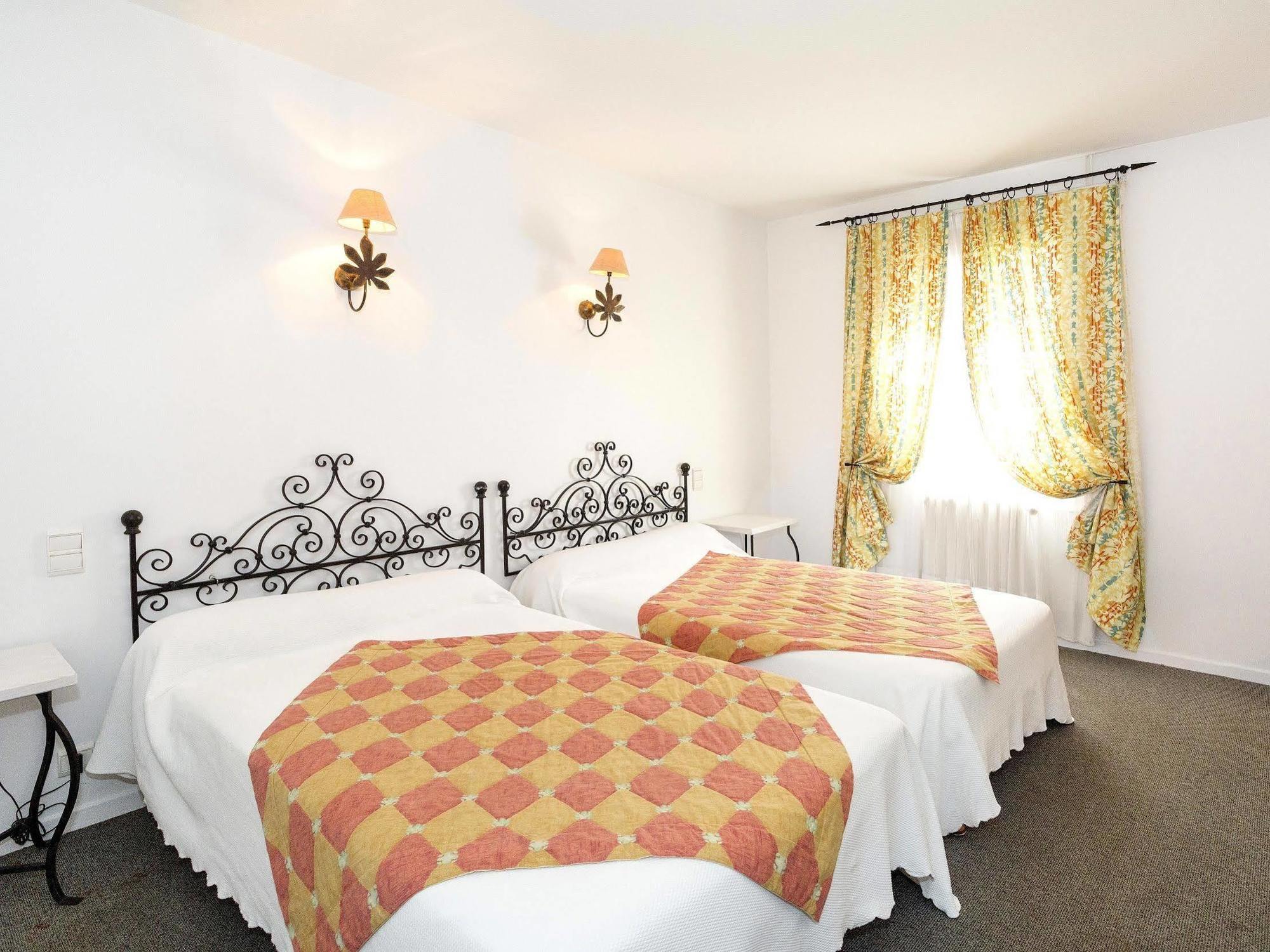 Logis Hotels - Hotel Restaurant Du Midi ريفيل المظهر الخارجي الصورة